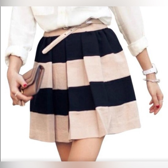 BCBG Generation Pleated Black and Beige Stripe Mini Skirt with Pockets Sz 4 - Picture 6 of 6